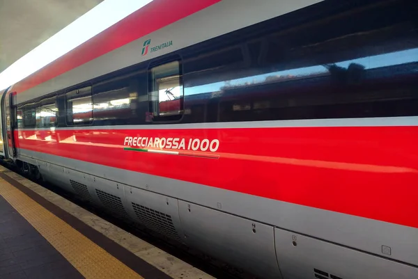 Tren de Frecciarossa en ferrocarril — Foto de Stock