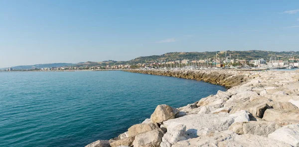 Frente ao mar de San Benedetto del Tronto - Ascoli Piceno-Itália — Fotografia de Stock