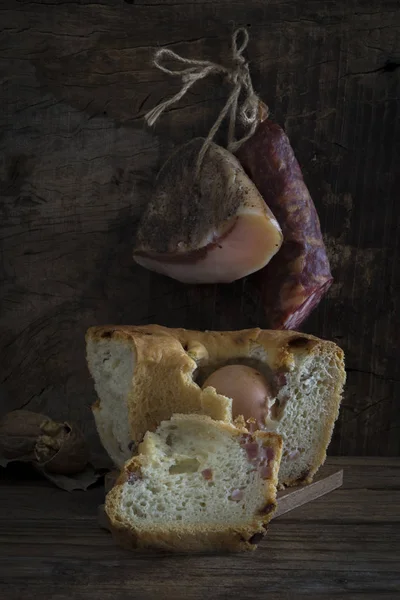Casatiello tortano och salami — Stockfoto