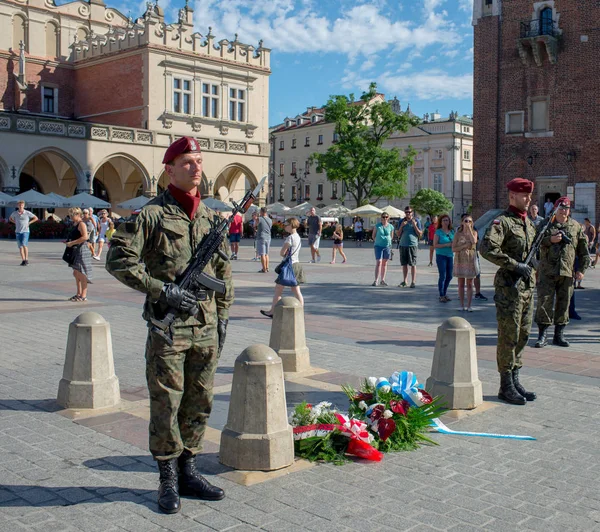 Militaire parade in belangrijkste vierkante - Krakau - Polen — Stockfoto