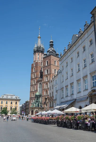 St Mary's Basilica i Krakow, Polen, stora torget — Stockfoto