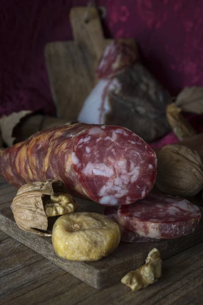 Italiaanse salami en spek — Stockfoto