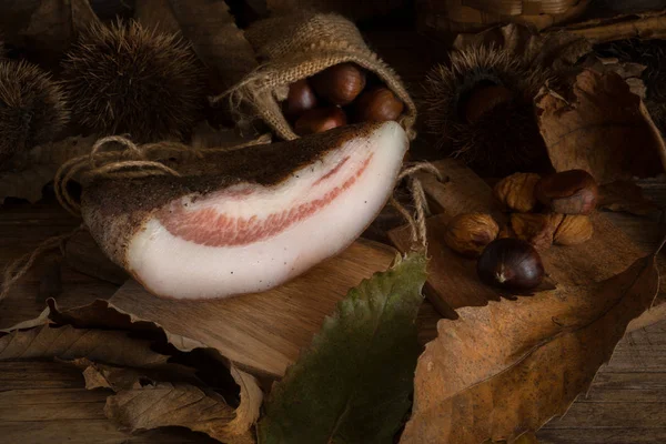 Varkensvlees spek op houten tafel — Stockfoto