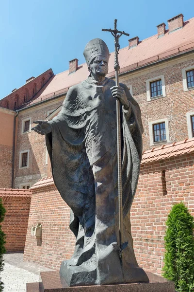 Statua di papa Wojtyla nel castello di Wawel - Cracovia - Polonia — Foto Stock