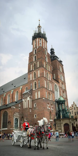 Carruaje típico tirado por caballos - Cracovia - Polonia —  Fotos de Stock