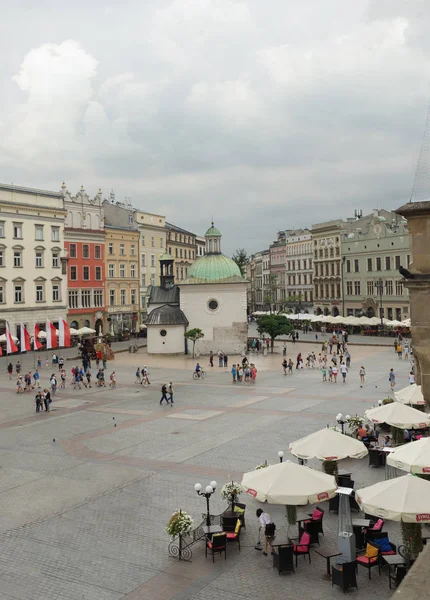 圣玛丽大教堂在波兰的克拉科夫市主广场 — 图库照片