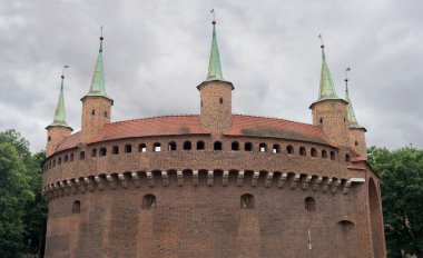 Krakow.Poland - 7 Ağustos 2017: Barbican ağ geçidi sur şehir merkezinde dış.