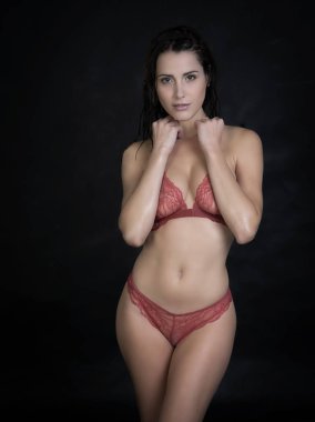 sevimli kız koyu arka plan üzerinde poz