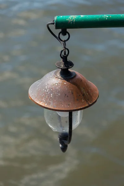 Vieja lámpara en un barco — Foto de Stock