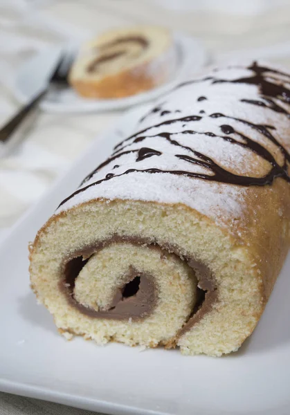 Redemoinho de bolo de esponja e chocolate — Fotografia de Stock