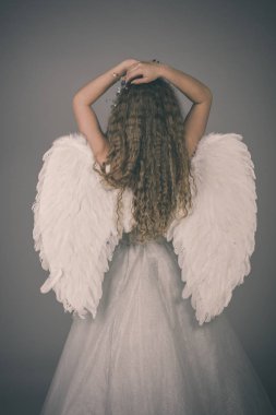 Poz yeşil gözlü genç tatlı kız