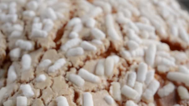 被称为 Colomba 用杏仁和糖做成的甜复活节蛋糕 — 图库视频影像