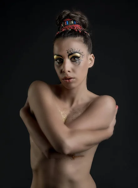 Egyiptomi make-up a sötét háttér előtt nő — Stock Fotó
