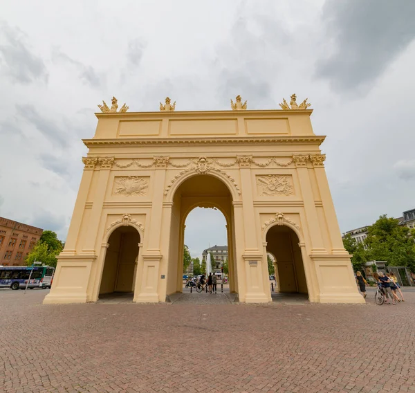 Potsdam, Almanya - Ağustos 2019: Devlet Parlamentosu Brandenburg kapısı gün batımında — Stok fotoğraf