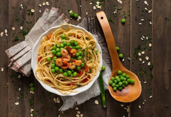 Spaghetti med räkor och ärtor — Stockfoto