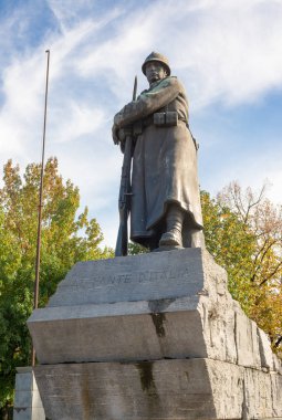 Torino - İtalya, 25 Ekim 2019: Birinci Dünya Savaşı 'ndan kalma miğfer ve süngülü bir askerin heykeli. Bu eser Angelo Balzardi 'den.