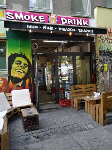 Berlino, Germania - 4 agosto 2019: tabacchi e caffè sho tipici — Foto Stock