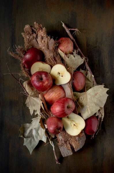Ölmüş yapraklar ve kırmızı elmalarla sonbahar arkaplanı — Stok fotoğraf