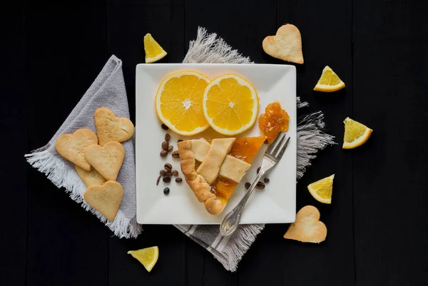 Кусок пирога с апельсиновым цитрусовым джемом и печеньем — стоковое фото