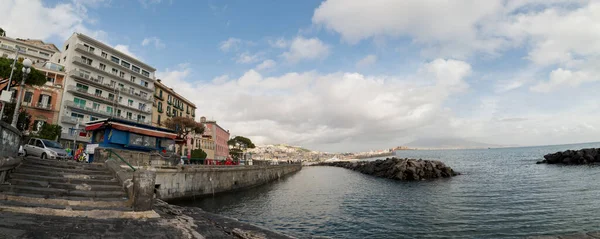 Неаполь - Италия - 20 декабря 2019 года: вид на набережную Мерга — стоковое фото