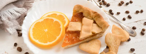 Top view slice of pie with orange citrus jam and biscuits — Stock Photo, Image