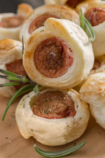 Rustikale Blätterteigtaschen mit Frankfurter Füllung — Stockfoto