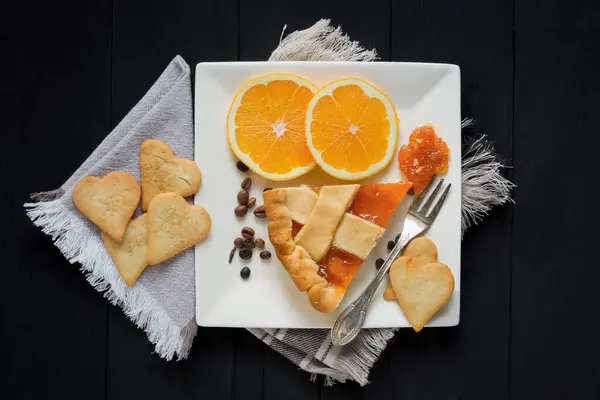 Top view slice of pie with orange citrus jam and biscuits — Stock Photo, Image