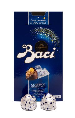 İtalya - 10 Şubat 2020: Bir paket ünlü Baci Perugina, İtalya 