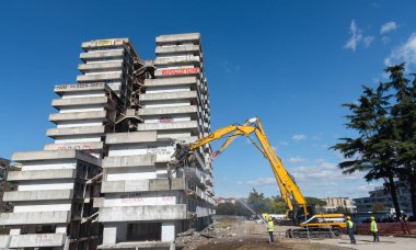 Napoli, İtalya. 20 Şubat 2020: Scampia için tarihi bir gün. 40 yıl sonra Yeşil Yelkenli yıkıldı, Gomora kurgusunun bir sembolü ve seti.