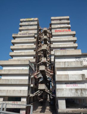 Napoli, İtalya. 20 Şubat 2020: Scampia için tarihi bir gün. 40 yıl sonra Yeşil Yelkenli yıkıldı, Gomora kurgusunun bir sembolü ve seti.