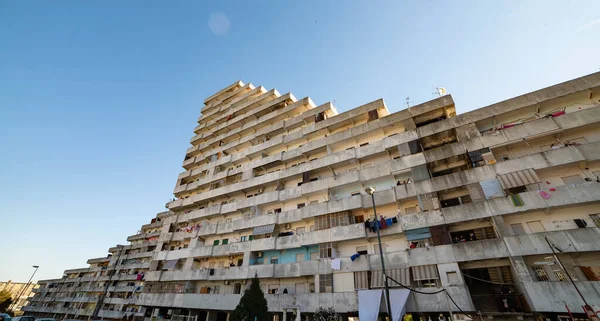 Napoli, İtalya. 20 Şubat 2020: Scampia için tarihi bir gün. 40 yıl sonra Yeşil Yelkenli yıkıldı, Gomora kurgusunun bir sembolü ve seti.