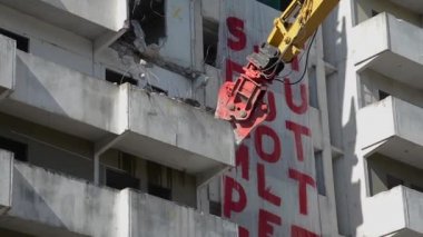 Napoli, İtalya. 20 Şubat 2020: Scampia için tarihi bir gün. 40 yıl sonra Yeşil Yelkenli yıkıldı, Gomora kurgusunun bir sembolü ve seti.