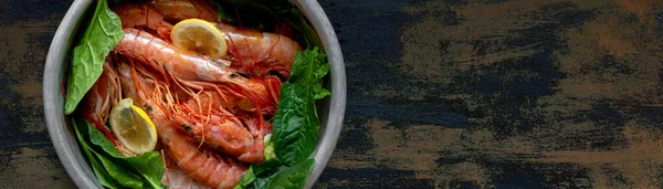 铝板中的横幅生鲜虾仁和菠菜 — 图库照片
