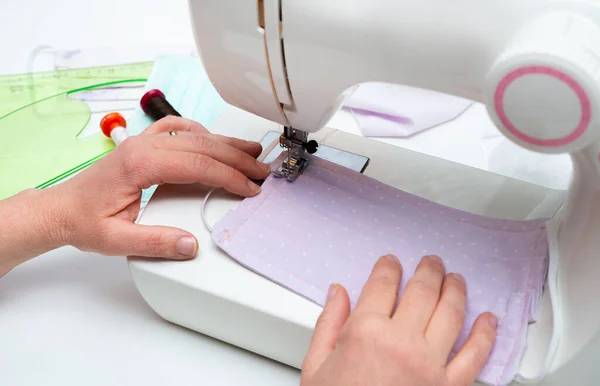 Pamuklu el yapımı antivirüs koruyucu maske.