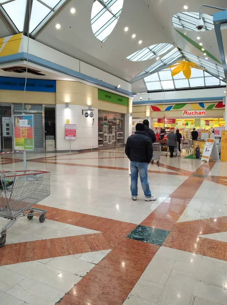 Neapol Włochy Marca 2020 Kolejka Supermarkecie Auchan Późniejsze Ograniczenia Celu — Zdjęcie stockowe