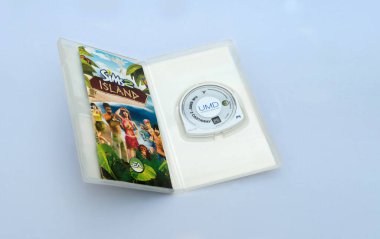 İtalya - 17 Mart 2020: Sony UMD disk Playstation Portable için Sims oyunu