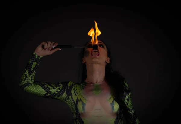 Zsonglőr Lány Végző Tűz Játékok Val Python Kígyó Ruha — Stock Fotó