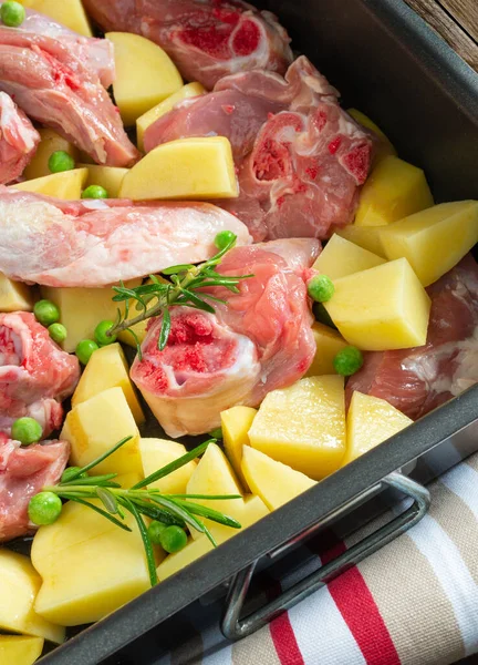Prato Comida Páscoa Típica Napolitana Carne Cordeiro Com Batatas Ervilhas — Fotografia de Stock