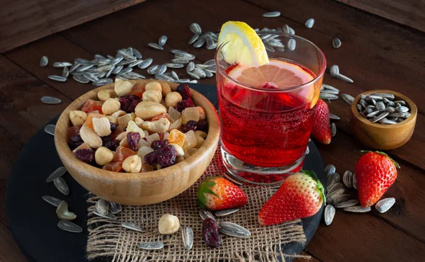 Cocktail Aus Rotem Bitter Und Zitrone Mit Getrockneten Früchten Und — Stockfoto