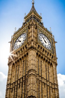 12 Ağustos 2013 alınan saat yüzünü arkasında güneş patlaması ile Big Ben