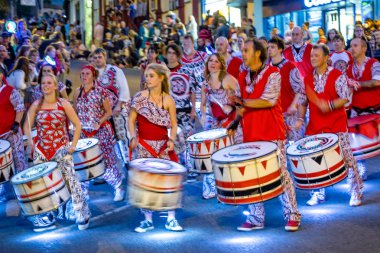 Glarge grup davulcular Frome karnaval, Frome, Somerset gerçekleştirme