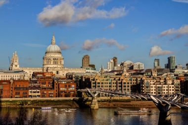 St Pauls Cathedral Londra ve Millennium Köprüsü