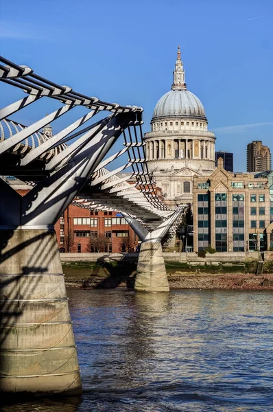 Cathédrale St Pauls de Londres et le Pont du Millénaire — Photo