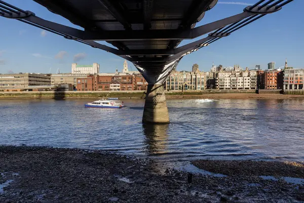 Sous le Millennium Bridge à Londres depuis le rivage — Photo