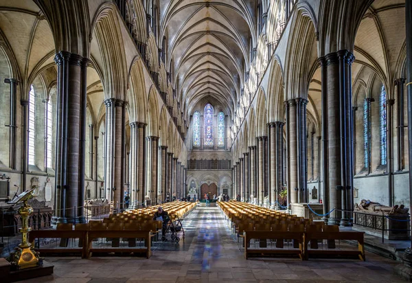 Inspiráló lövés sstained üveg ablak sugárzó a központi folyosón a Salisbury Cathedral, Wiltshire — Stock Fotó