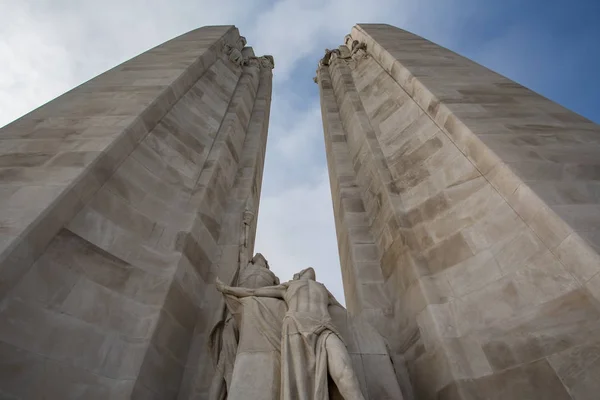 El Memorial Nacional Canadiense de Vimy a los canadienses asesinados en la Primera Guerra Mundial, cerca de Arras, Francia — Foto de Stock