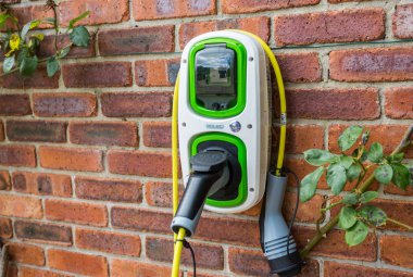 Duvar tipi elektrikli otomobil Bridgewater, Somerset, İngiltere 12 Haziran 2017'de noktasında şarj