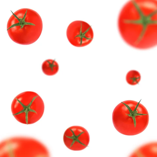 Tomates rojos con esquejes volando aislados sobre un fondo blanco —  Fotos de Stock