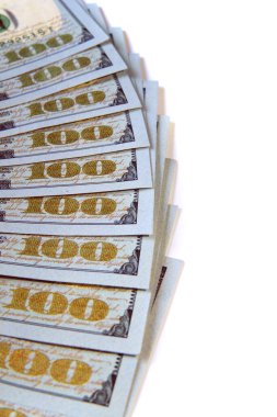 100 dolarlık banknotlar beyaza saçılmış.