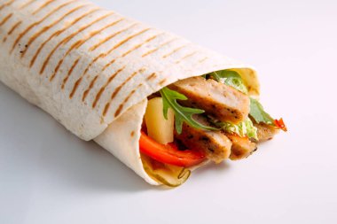 Sosisli, taze sebzeli ve otlu rulo.